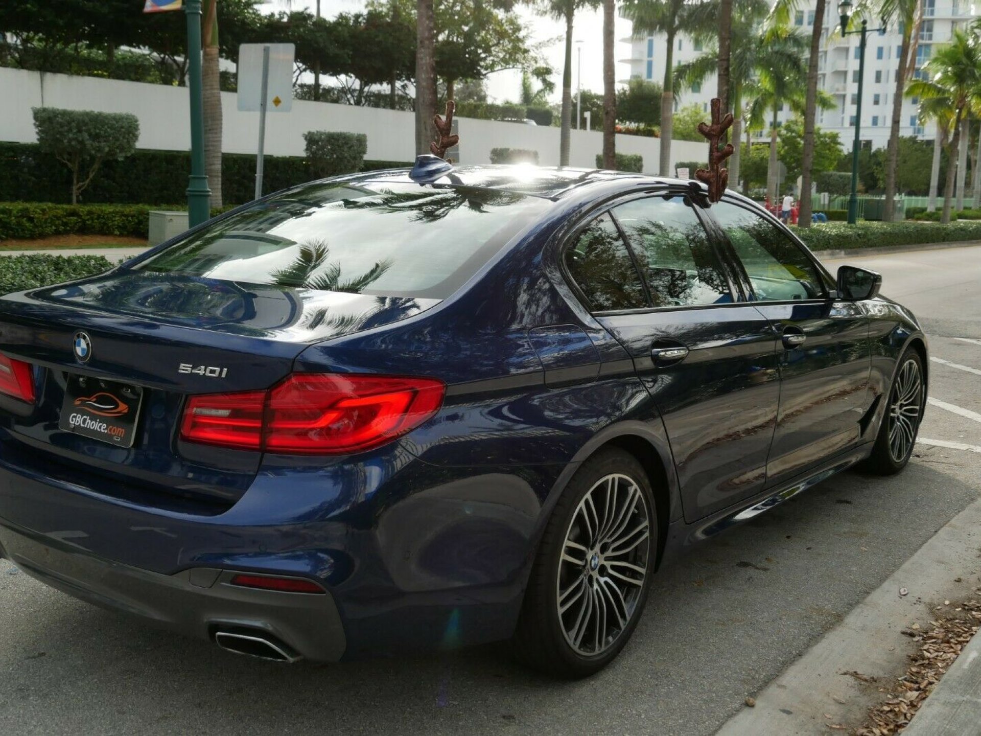 2018 bmw 540i rear window shade control