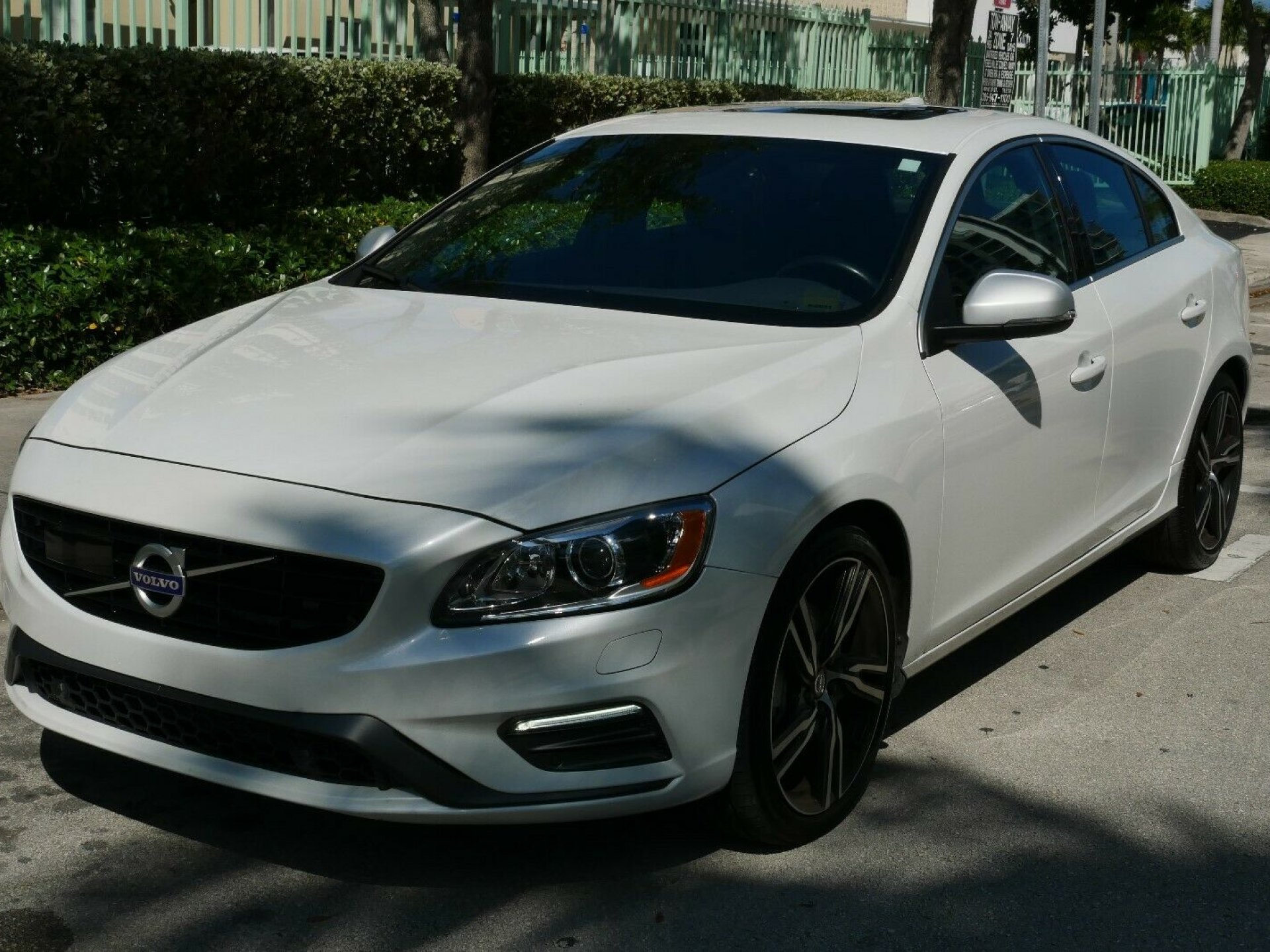 2017 Volvo S60 T6 R-design Platinum // Buy Cars on GBChoice