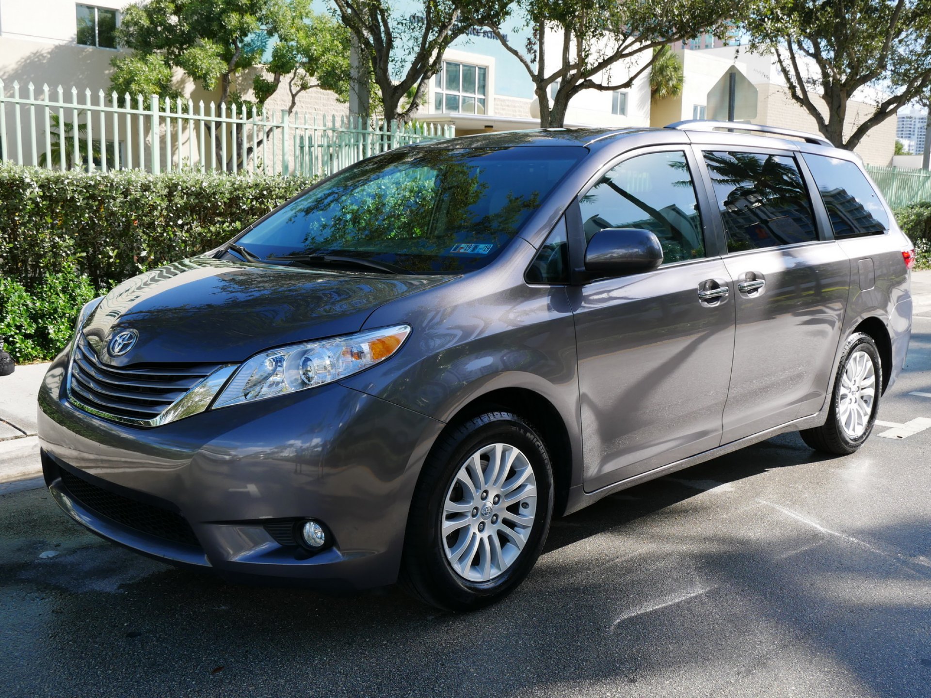 Toyota Sienna // Buy Cars on GBChoice